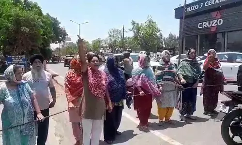 Jalandhar निवासियों ने अनियमित जलापूर्ति के खिलाफ प्रदर्शन किया Jalandhar निवासियों ने अनियमित जलापूर्ति के खिलाफ प्रदर्शन किया