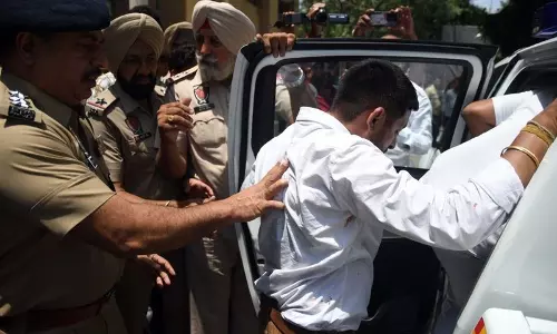 Ludhiana MC के जोन डी कार्यालय में ठेका कर्मचारियों के विरोध प्रदर्शन के कारण हंगामा