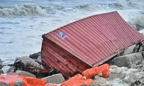 Thiruvananthapuram के वर्कला सहित चार तटों पर मालवाहक जहाज के कंटेनर बहकर आए
