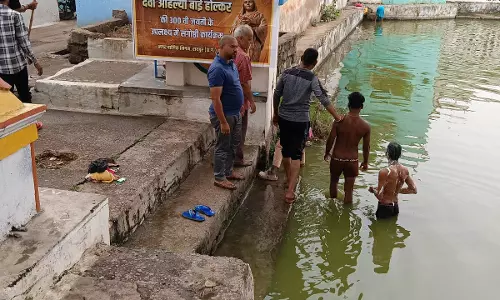 शीतला तालाब में पार्षद रमेश सपहा और नागरिकों ने किया श्रमदान शीतला तालाब में पार्षद रमेश सपहा और नागरिकों ने किया श्रमदान