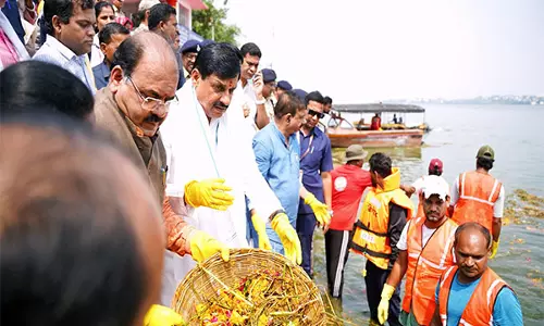 CM यादव ने भोपाल के शीतल दास की बगिया घाट पर श्रमदान किया, सफाई कर्मचारियों को सम्मानित किया