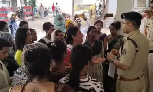 किन्नरों में आक्रोश, पुलिसवालों ने जबरन पीटा किन्नरों में आक्रोश, पुलिसवालों ने जबरन पीटा