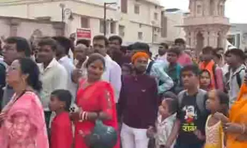 बड़े मंगल पर राम जन्मभूमि मंदिर में उमड़ी श्रद्धालुओं की भीड़ बड़े मंगल पर राम जन्मभूमि मंदिर में उमड़ी श्रद्धालुओं की भीड़