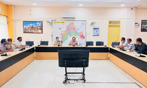 Agra: एक्सप्रेसवे पर बस पलटने से अफरा-तफरी, राहत कार्य जारी