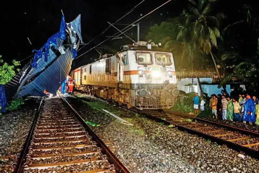 Kerala : ट्रैक पर अवरोध के कारण ट्रेन कुछ मीटर पहले ही रुकी, बड़ा हादसा टला Kerala : ट्रैक पर अवरोध के कारण ट्रेन कुछ मीटर पहले ही रुकी, बड़ा हादसा टला
