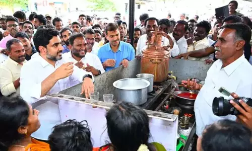 Lokesh महानाडु जाते समय पार्टी कार्यकर्ता के स्टॉल पर चाय पीने के लिए रुके Lokesh महानाडु जाते समय पार्टी कार्यकर्ता के स्टॉल पर चाय पीने के लिए रुके