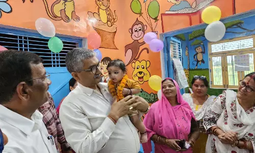 Farrukhabad: जिलाधिकारी आशुतोष कुमार द्विवेदी ने मॉडल वाल वाटिका व आंगनवाड़ी केंद्र का किया उद्घाटन