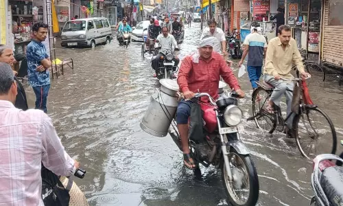 Farrukhabad: पहली ही बारिश में नगर पालिका की सफाई व्यवस्था की खुली पोल