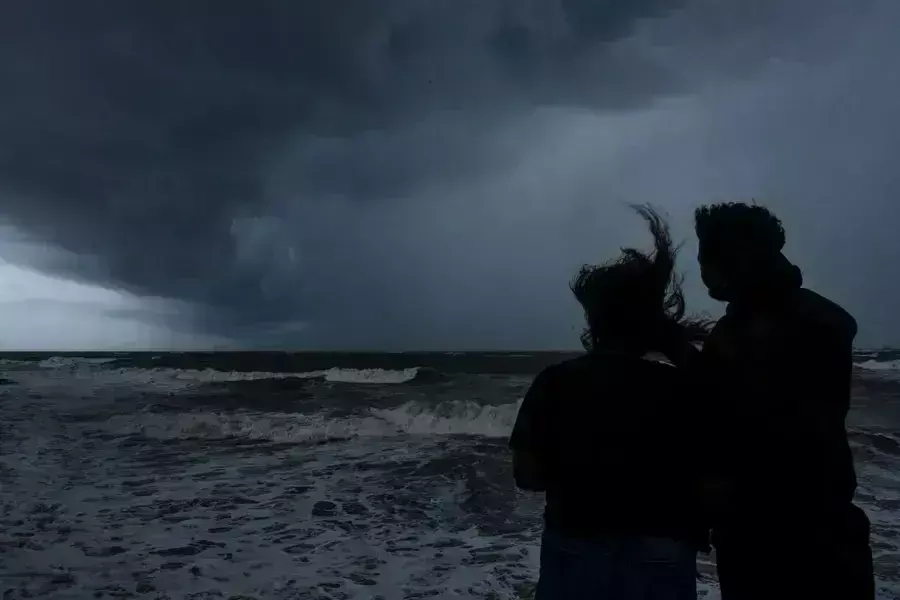 Kerala के तीन जिलों में मंगलवार के लिए रेड अलर्ट जारी Kerala के तीन जिलों में मंगलवार के लिए रेड अलर्ट जारी