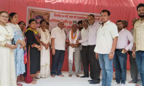 Farrukhabad: हरिश्चन्द्र अग्रवाल की पुण्यतिथि को व्यापारियों ने शहीद दिवस के रुप में मनाई Farrukhabad: हरिश्चन्द्र अग्रवाल की पुण्यतिथि को व्यापारियों ने शहीद दिवस के रुप में मनाई