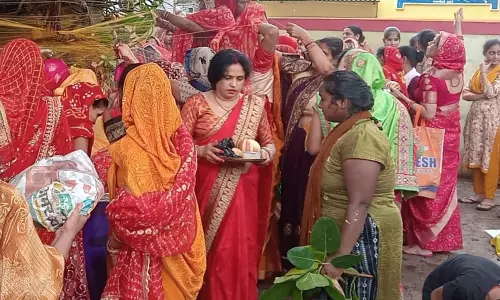 Farrukhabad: सुहागिनों ने वट वृक्ष की पूजा कर मांगी पतियों के लिए दीर्घायु Farrukhabad: सुहागिनों ने वट वृक्ष की पूजा कर मांगी पतियों के लिए दीर्घायु