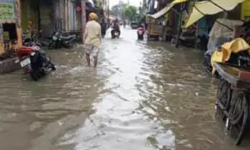 Kaimganj; मूसलाधार वारिश से सडक़ें बनी तालाब Kaimganj; मूसलाधार वारिश से सडक़ें बनी तालाब