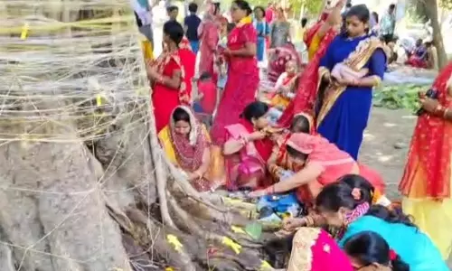 Bareilly: सुहागिनों ने वट सावित्री व्रत रख पति की लंबी उम्र की दुआ की Bareilly: सुहागिनों ने वट सावित्री व्रत रख पति की लंबी उम्र की दुआ की