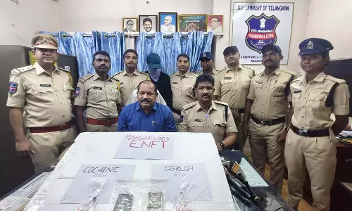 Hyderabad में गोवा से जुड़े ड्रग रैकेट का भंडाफोड़, व्यवसायी गिरफ्तार Hyderabad में गोवा से जुड़े ड्रग रैकेट का भंडाफोड़, व्यवसायी गिरफ्तार