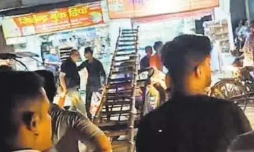 Bareilly: संजयनगर में ट्रांसफार्मर फेल, गुस्साए लोगों ने किया सड़क जाम