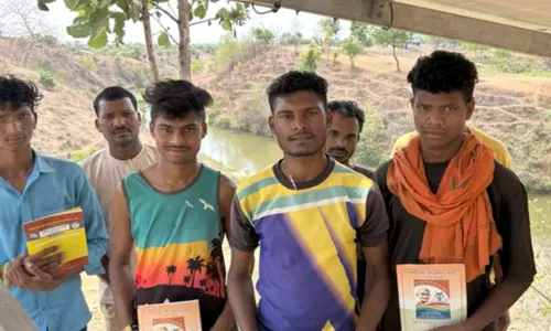 नाला में बने चेक डेम से पानी को तरसते किसानों के चेहरे पर आई मुस्कान