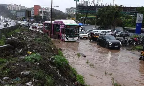 Pune में भारी बारिश के कारण रेल सेवा में रुकावट