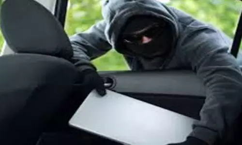 Noida: बदमाशों ने कार में सेंध लगाकर लैपटॉप चुराया, पुलिस जांच में जुटी Noida: बदमाशों ने कार में सेंध लगाकर लैपटॉप चुराया, पुलिस जांच में जुटी