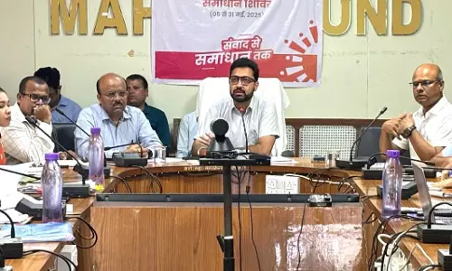 कलेक्टर लंगेह ने योजना के क्रियान्वयन के लिए अधिकारियों की ली समीक्षा बैठक