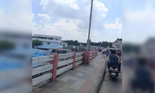 Fatehnagar पुल की सीढ़ियां गिरी, दो लोग घायल Fatehnagar पुल की सीढ़ियां गिरी, दो लोग घायल