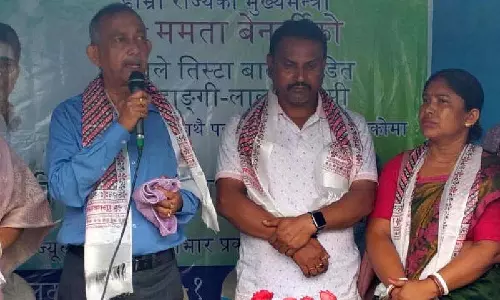 Siliguri के मेयर गौतम देब ने तीस्ता नदी के कटाव से प्रभावित परिवारों की नई बस्ती का दौरा किया Siliguri के मेयर गौतम देब ने तीस्ता नदी के कटाव से प्रभावित परिवारों की नई बस्ती का दौरा किया