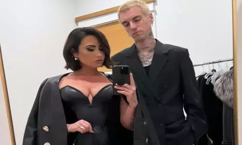 Demi Lovato ने वर्षों के संघर्ष को पीछे छोड़ते हुए जॉर्डन जूट्स ल्यूट्स से शादी की, उनकी निजी शादी के अंदर की तस्वीरें Demi Lovato ने वर्षों के संघर्ष को पीछे छोड़ते हुए जॉर्डन जूट्स ल्यूट्स से शादी की, उनकी निजी शादी के अंदर की तस्वीरें