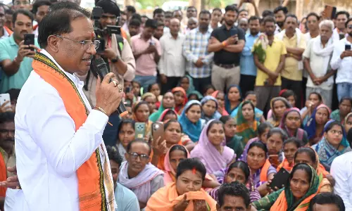 गुलमोहर पेड़ के नीचे लगी मुख्यमंत्री की चौपाल