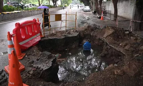 KBR पार्क के पास अधूरे पानी की पाइपलाइन के काम के कारण भारी ट्रैफिक जाम