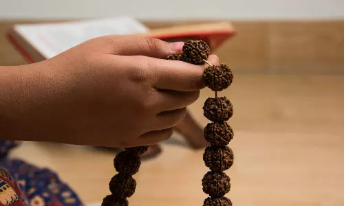 Gayatri Mantra जाप के समय इन 7 भूलों से बचें, वरना बढ़ सकती हैं परेशानियां