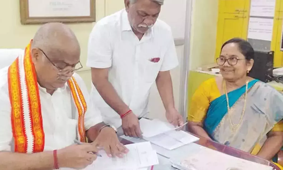 Andhra: त्रिनाधा राव ने ईओ के रूप में कार्यभार संभाला Andhra: त्रिनाधा राव ने ईओ के रूप में कार्यभार संभाला