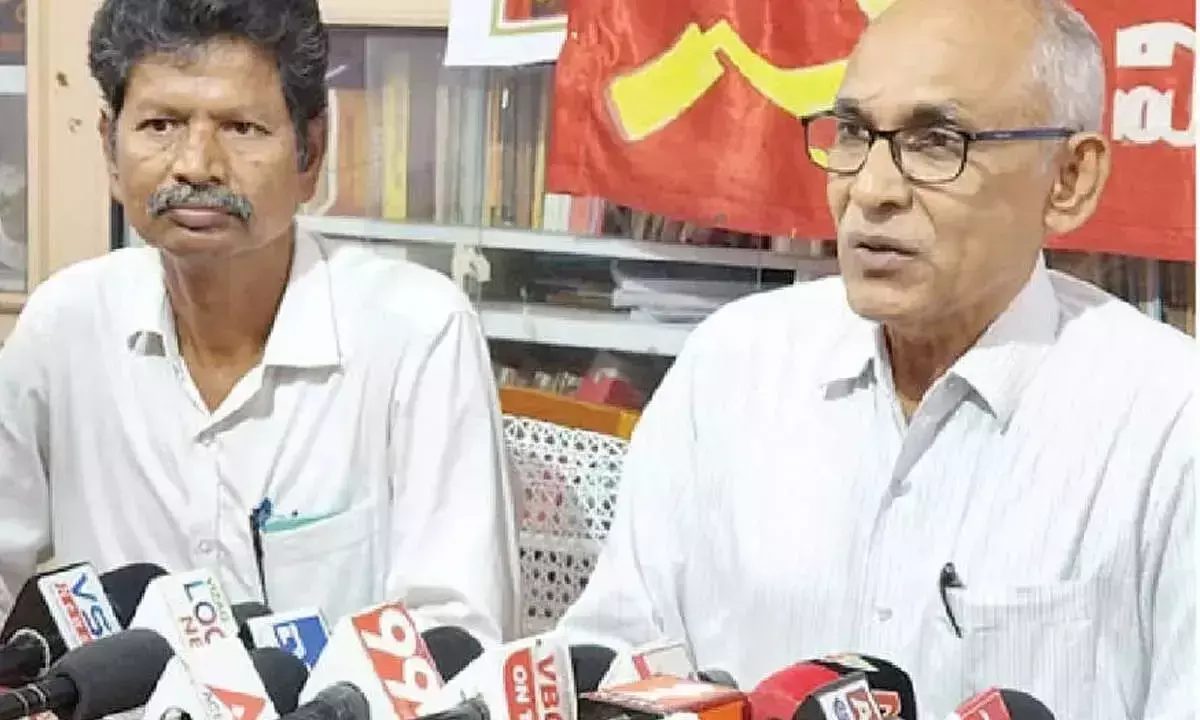 Andhra: हाथियों ने गरुगुबिल्ली में आम के बाग को तबाह कर दिया Andhra: हाथियों ने गरुगुबिल्ली में आम के बाग को तबाह कर दिया