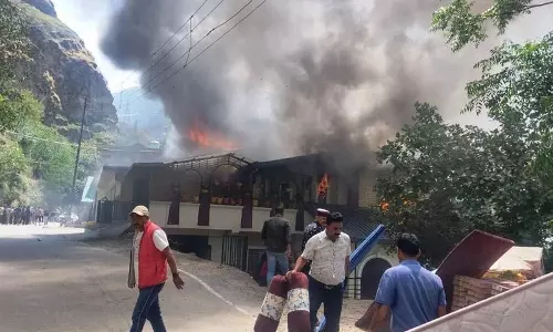 Hatkoti में तीन मंजिला मकान जलकर राख, किसी के हताहत होने की खबर नहीं