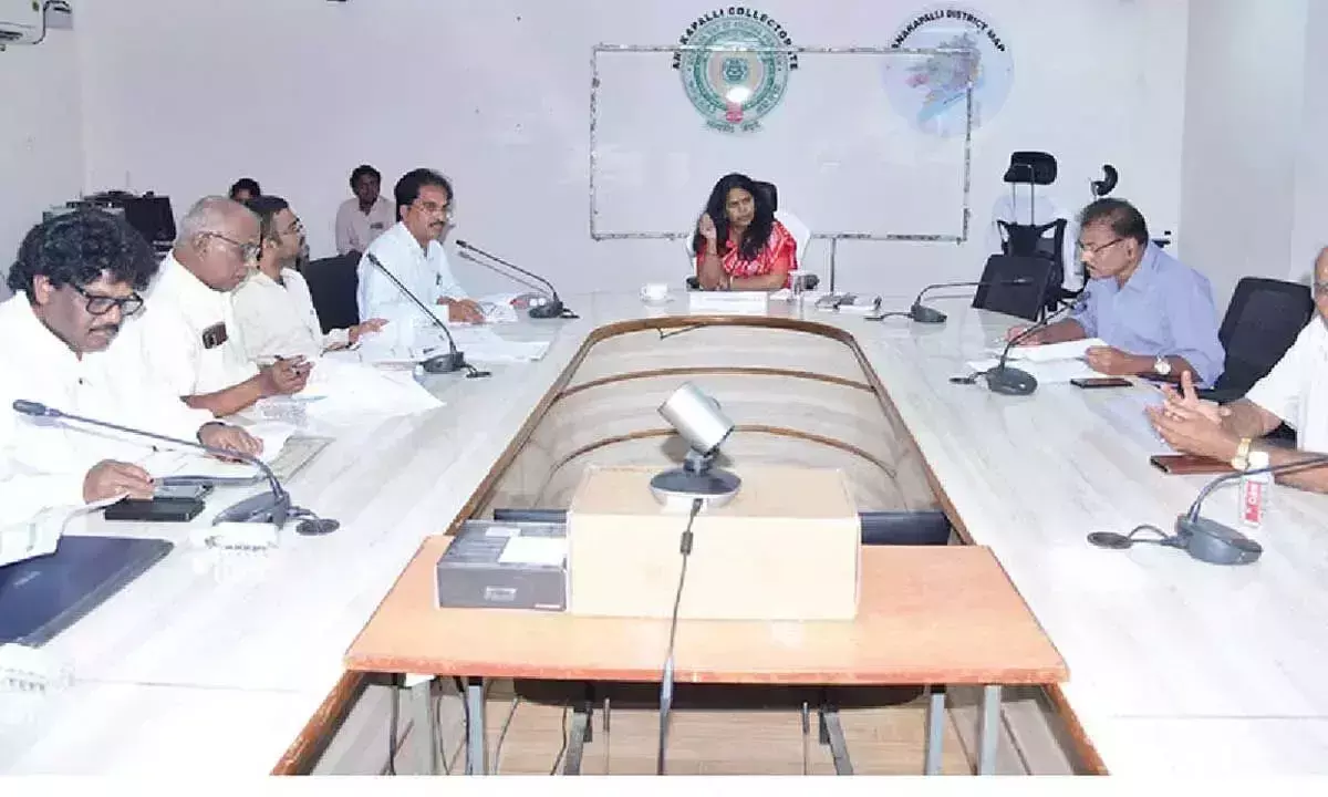 Collector ने कई उद्योगों से सुरक्षा मानकों का पालन करने का आग्रह किया Collector ने कई उद्योगों से सुरक्षा मानकों का पालन करने का आग्रह किया