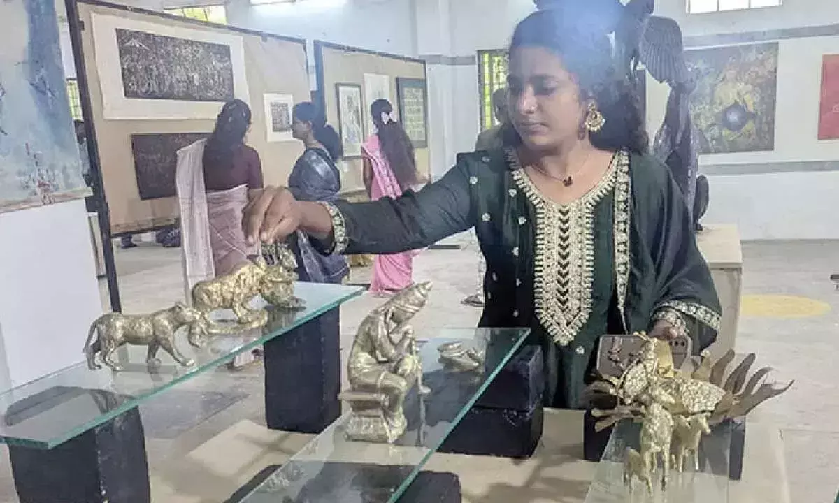 Andhra: ‘स्पेक्ट्रम’ ने अभिनव कलाकृतियाँ प्रदर्शित कीं