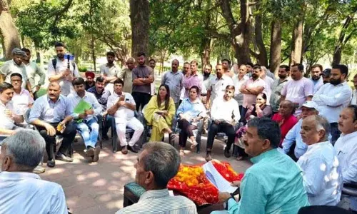 जुगल ने Reasi में पर्यटन, बुनियादी ढांचा परियोजनाओं की समीक्षा की जुगल ने Reasi में पर्यटन, बुनियादी ढांचा परियोजनाओं की समीक्षा की