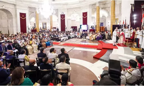 2025 Padma पुरस्कार शारदा सिन्हा से लेकर ओसामु सुजुकी राष्ट्रपति द्रौपदी मुर्मू ने 68वें ग्रेड को दिया पद्म पुरस्कार 2025 Padma पुरस्कार शारदा सिन्हा से लेकर ओसामु सुजुकी राष्ट्रपति द्रौपदी मुर्मू ने 68वें ग्रेड को दिया पद्म पुरस्कार
