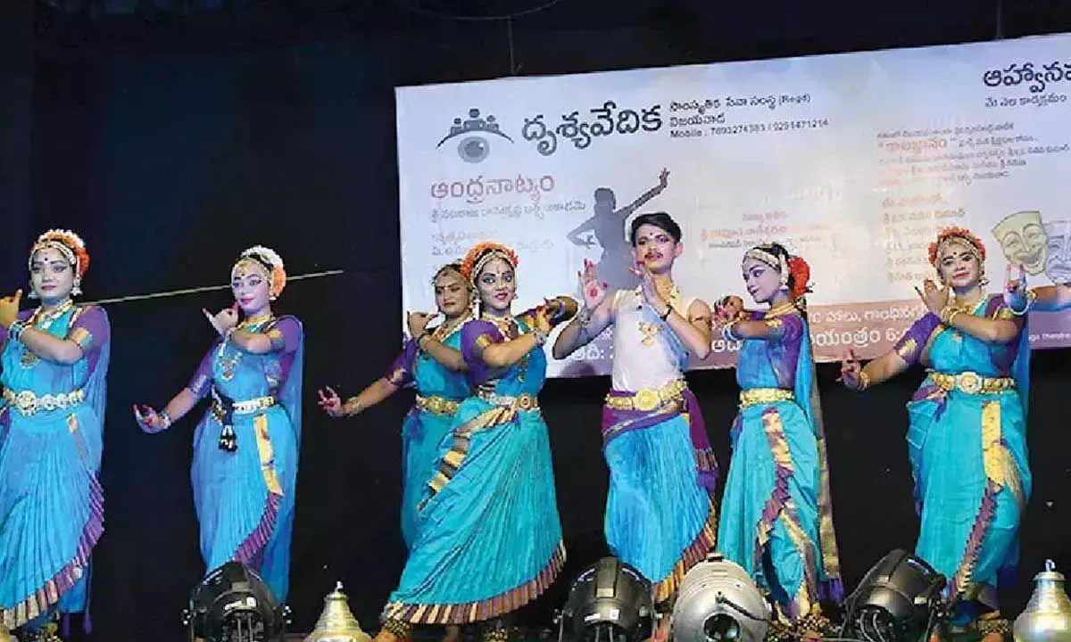 Andhra: रंगमंच परम्पराओं के पुनरुद्धार के लिए दर्शक क्लब महत्वपूर्ण हैं’ Andhra: रंगमंच परम्पराओं के पुनरुद्धार के लिए दर्शक क्लब महत्वपूर्ण हैं’