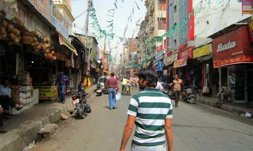 Pahalgam में गोलाबारी और ड्रोन हमलों से कारोबार प्रभावित, बाजार में निराशा