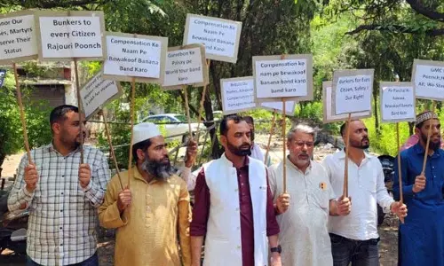पीपी कार्यकर्ताओं ने विरोध प्रदर्शन किया, पाक गोलाबारी पीड़ितों के लिए पर्याप्त राहत की मांग की पीपी कार्यकर्ताओं ने विरोध प्रदर्शन किया, पाक गोलाबारी पीड़ितों के लिए पर्याप्त राहत की मांग की
