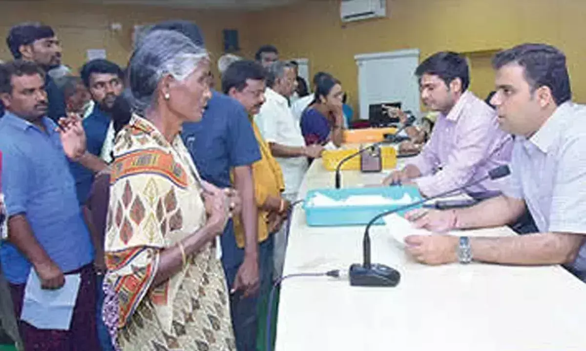 बाबुओं से PGRS पर शिकायतों का समाधान करने का आग्रह