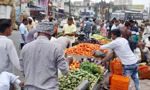 Trilokpuri में फुटपाथ पर अतिक्रमण, लोग सड़क पर चलने को मजबूर Trilokpuri में फुटपाथ पर अतिक्रमण, लोग सड़क पर चलने को मजबूर