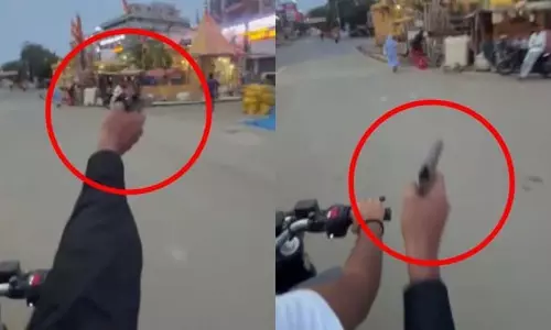 Bihar : पटना के बोरिंग रोड पर बाइक तेज़ रफ़्तार से दौड़ती हुई, पीछे बैठे व्यक्ति ने तमंचा तान दिया Bihar : पटना के बोरिंग रोड पर बाइक तेज़ रफ़्तार से दौड़ती हुई, पीछे बैठे व्यक्ति ने तमंचा तान दिया
