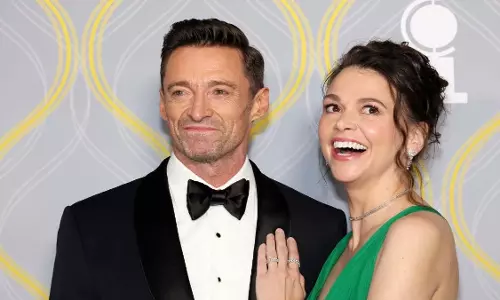 Hugh Jackman की गर्लफ्रेंड सटन फोस्टर उनके NYC पेंटहाउस में रहने आ गईं
