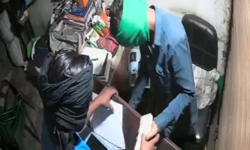 Raipur Breaking: राशन दुकान में ढाई लाख की चोरी, CCTV में कैद हुए दो चोर