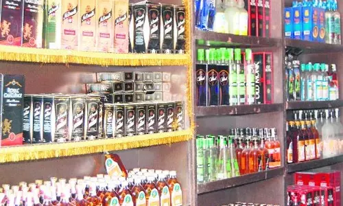 लाइसेंस फीस नहीं चुकाने पर Chandigarh प्रशासन ने आठ शराब की दुकानें सील कीं