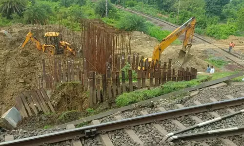 Rourkela के समीपवर्ती रेलवे ब्रिज ढहने से कच्ची दीवार का अवलोकन, ताला बड़ा रेल हादसा Rourkela के समीपवर्ती रेलवे ब्रिज ढहने से कच्ची दीवार का अवलोकन, ताला बड़ा रेल हादसा