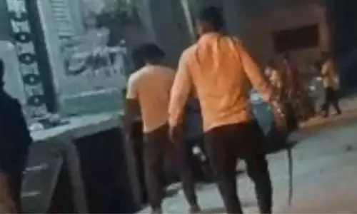 Car से बाइक में लगी टक्कर, विवाद में दो दोस्तों ने पड़ोसी पर तलवार से किया हमला Car से बाइक में लगी टक्कर, विवाद में दो दोस्तों ने पड़ोसी पर तलवार से किया हमला