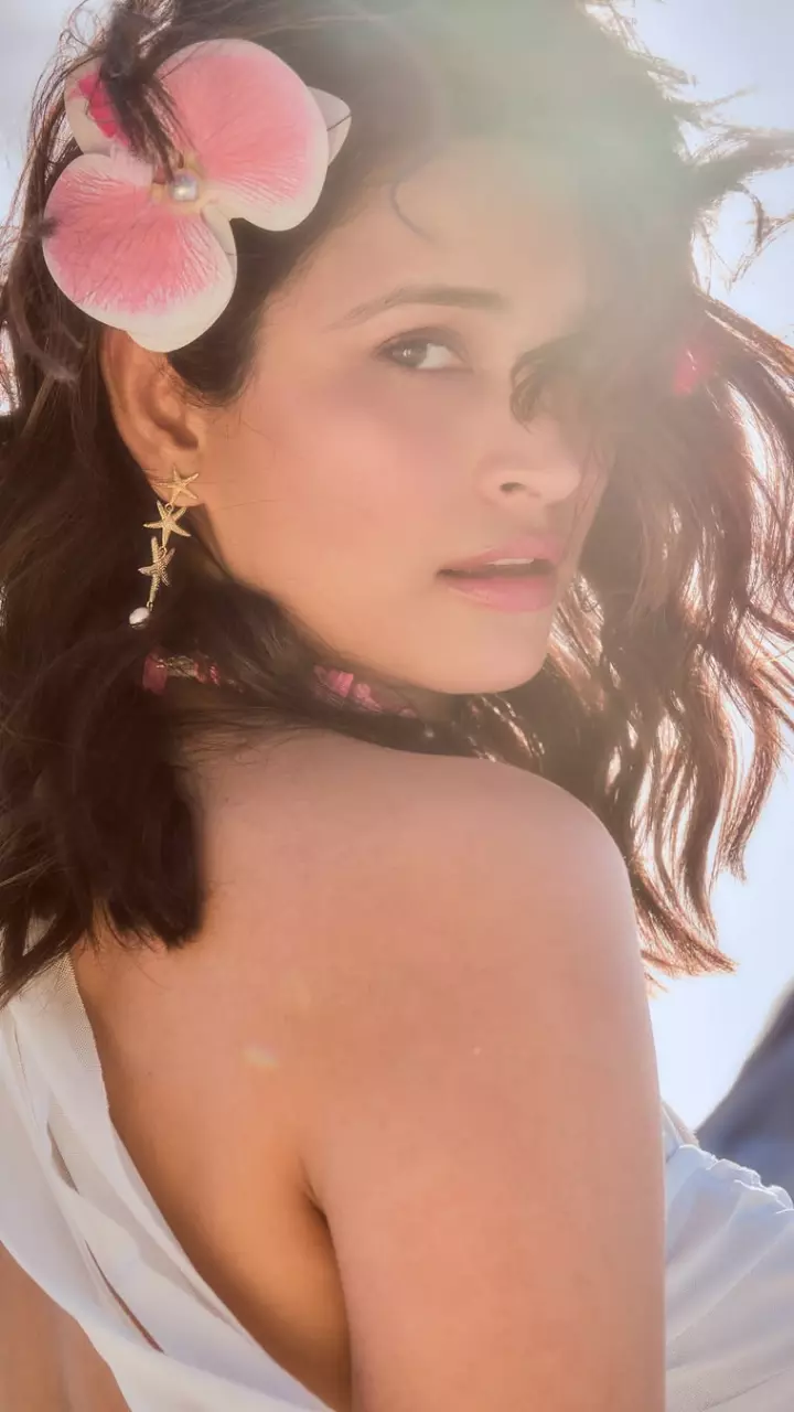 CHETNA PANDE ने लगाया ग्लैमर का तड़का