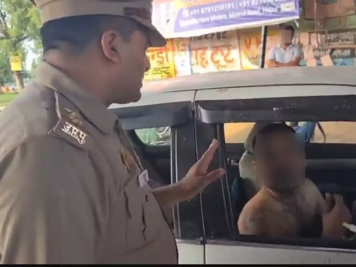 अर्धनग्न घूम रहा था सिपाही, कार सीज, गिरफ्तारी हुई ! अर्धनग्न घूम रहा था सिपाही, कार सीज, गिरफ्तारी हुई !