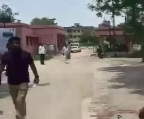 तहसील में किसान के साथ मारपीट, लेखपाल ने की गुंडई तहसील में किसान के साथ मारपीट, लेखपाल ने की गुंडई